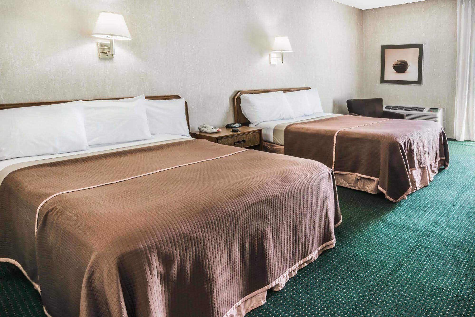 Howard Johnson By Wyndham Milford/New Haven Екстер'єр фото